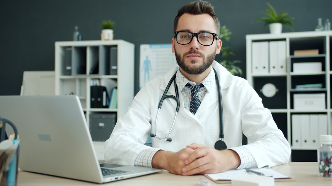 Cómo elegir software de gestión clínica en 2026: los 10 criterios que usan los médicos (y los 3 errores que más se repiten)